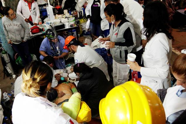 Equipes de resgate socorem sobreviventes na escola Enrique Rebsamen, que desabou após o terremoto no México - 21/09/2017