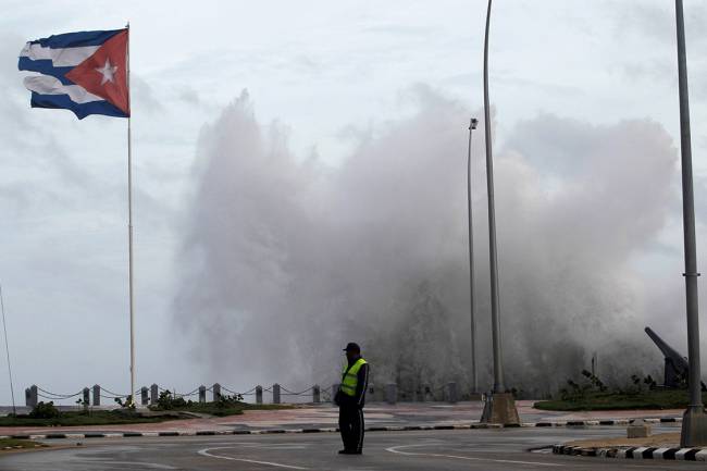 Ondas atingem 12 metros de altura em Havana, Cuba, por causa de tempestades causadas pelo furacão Irma