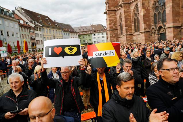 Manifestantes protestam a favor de Angela Merkel, principal candidata do Partido Cristão Democrático, em Freiburg, na Alemanha - 18/09/2017