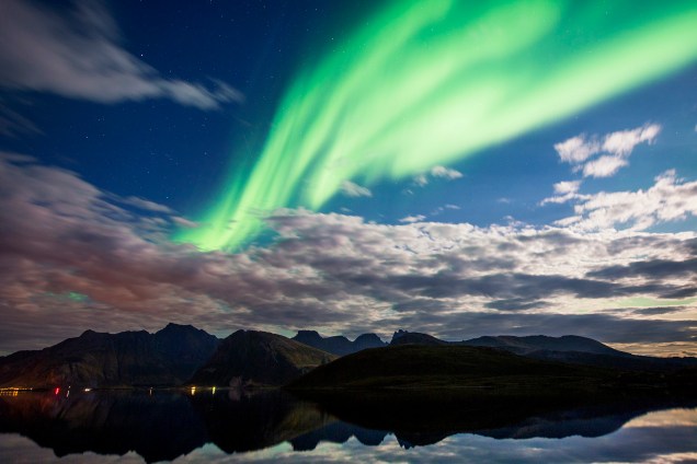 Aurora boreal ilumina o céu sobre Torsfjorden, perto de Reine, na Noruega - 08/09/2017