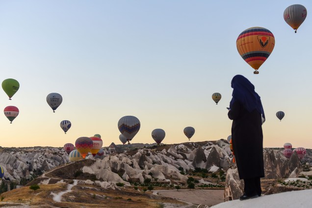 Dezenas de balões sobrevoam a cidade Nevsehir na região histórica da Capadócia na Turquia - 05/09/2017