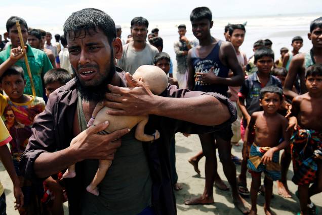 Nasir Ahmed, um refugiado Rohingya chora quando segura seu filho de 40 dias, que morreu quando um barco virou na margem de Shah Porir Dwip enquanto atravessava a fronteira de Myanmar para Bangladesh, em Teknaf - 14/09/2017