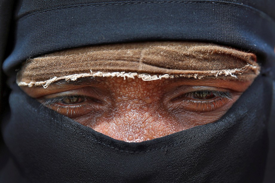 O fotógrafo Cathal McNaughton capta o olhar de um refugiado rohingya no acampamento Cox's bazar, em Bangladesh, enquanto espera receber ajuda - 27/09/2017