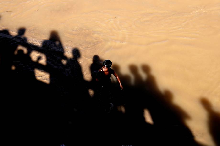 Um menino rohingya é visto se banhando no campo de refugiados Cox's Bazar, em Bangladesh - 21/09/2017