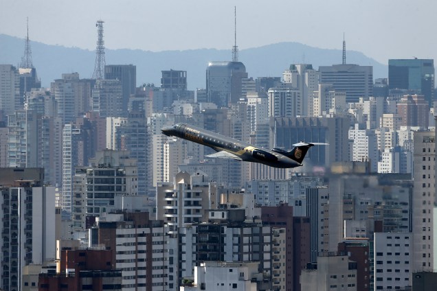 Aeronaves da Polícia Federal parte do aeroporto de Congonhas levando o bilionário Joesley Batista, um dos proprietários da JBS SA e o executivo Ricardo Saud que foram presos em São Paulo