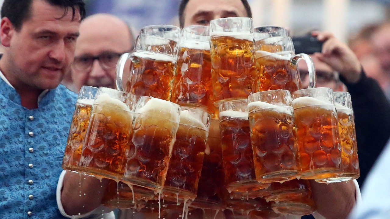 Imagens do dia - Recorde mundial de carregamento de cerveja