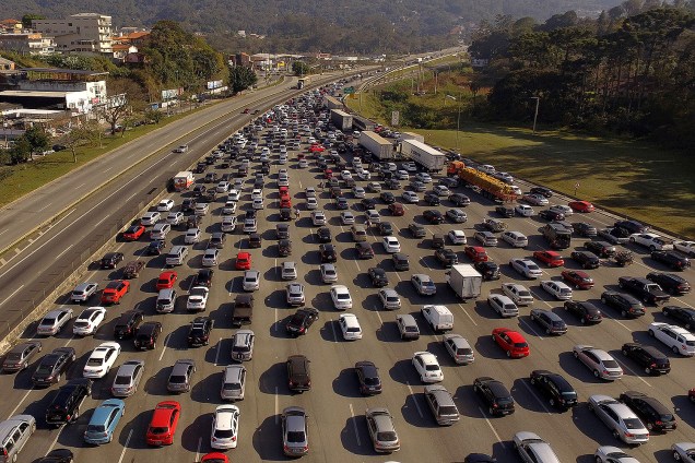 Congestionamento na rodovia Fernão Dias (BR-381) no km 65, sentido Minas Gerais, em dia de feriado da Independência - 06/09/2017