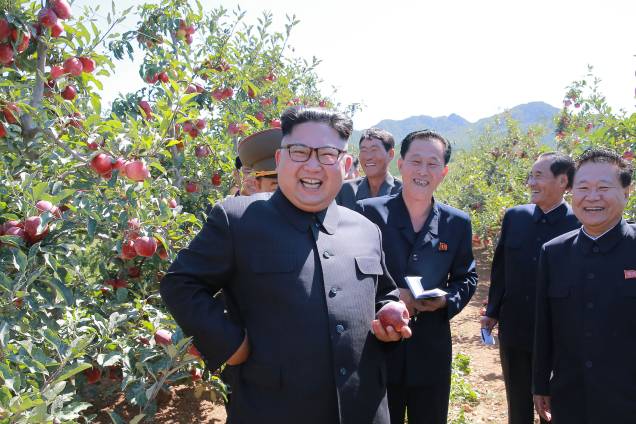 O ditador Kim Jong-Un e seus companheiros visitam um pomar em uma fazendo de frutas na cidade de Kwail, província de Hwanghae do Sul, na Coréia do Norte - 21/09/2017 O ditador Kim Jong-Un e seus companheiros visitam um pomar em uma fazendo de frutas na cidade de Kwail, província de Hwanghae do Sul, na Coréia do Norte - 21/09/2017