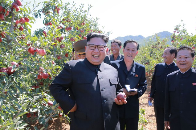O ditador Kim Jong-Un e seus companheiros visitam um pomar em uma fazendo de frutas na cidade de Kwail, província de Hwanghae do Sul, na Coréia do Norte - 21/09/2017