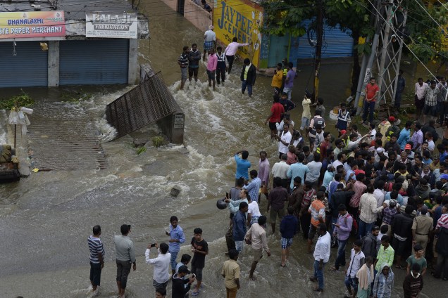 Residentes da cidade de Hyderabad, na Índia, se reúnem em uma rua alagada após uma forte tempestade que provocou inundações nas áreas baixas no estado do sul de Telangana - 14/09/2017