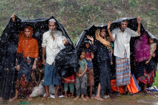 Refugiados Rohingya se abrigam da chuva em um acampamento em Cox's Bazar, Bangladesh - 17/09/2017