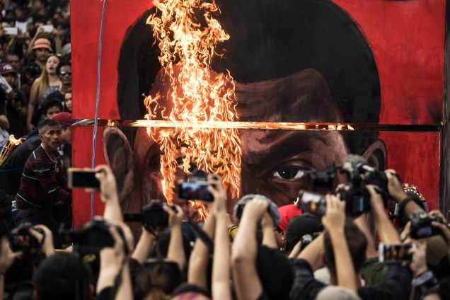 Manifestantes queimam uma representação do presidente filipino Rodrigo Duterte, perto do palácio de Malacanang, em Manila, durante um protesto contra os assassinatos da guerra contra drogas, que  dizem ser tirania por parte de Duterte - 21/09/2017