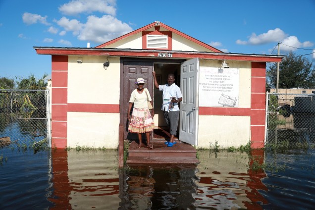 O pastor Louicesse Dorsaint é visto de pé com a esposa, Maria Dorsaint, na frente de sua igreja, a Missão Evangélica Unida do Haiti, que foi danificada pela inundação do furacão Irma em Immokalee, no estado americano da Flórida - 13/09/2017