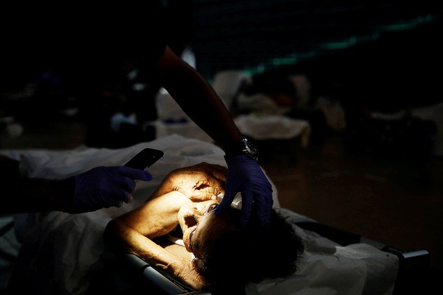 Médico checa os olhos de uma mulher ferida em um abrigo para vítimas do furacão Maria, em San Juan, Porto Rico - 26/09/2017