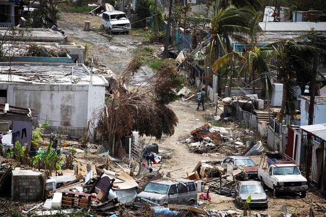 Homem carrega água em um bairro destruído pelo furacão Maria, na cidade de Canovanas, em Porto Rico. Fenômeno causou a morte de pelo menos 43 pessoas - 27/09/2017
