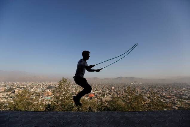 Jovem se exercita no início da manhã em uma colina em Cabul, no Afeganistão - 18/09/2017