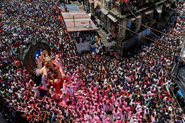 Devotos carregam uma estátua do deus hindu Ganesha, a divindade da prosperidade, durante procissão no último dia do festival de Ganesh Chaturthi, antes de imergi-la no mar da Arábia, em Mumbai, na Índia - 05/09/2017