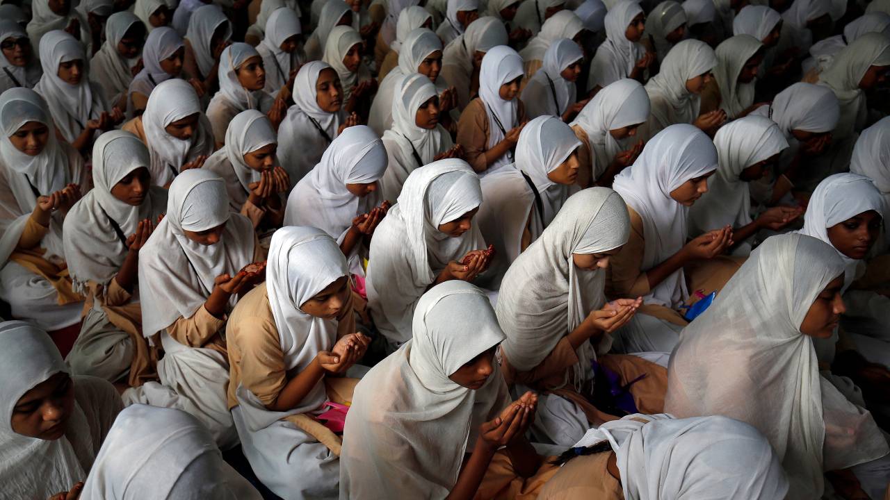 Imagens do dia - Estudantes indianas rezam no Dia Internacional da Paz