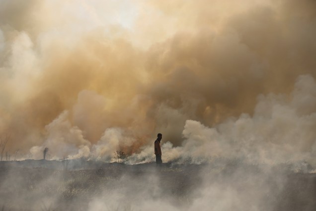 Um oficial de gestão de desastres é fotografado em meio à fumaça de um incêndio perto de Palembang, na Sumatra do Sul, Indonesia - 21/09/2017