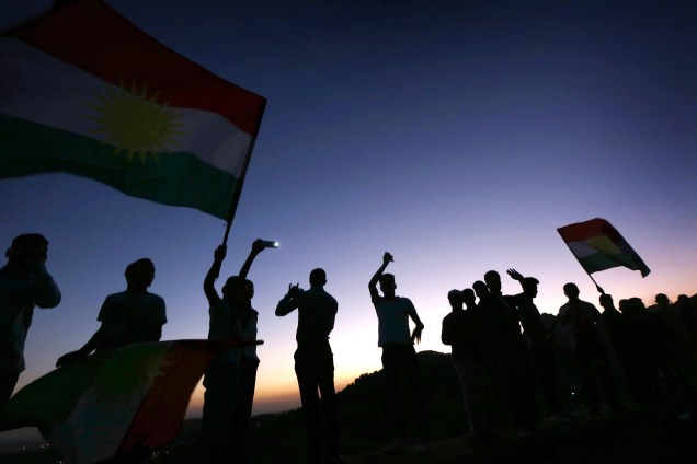 Curdos Iraquianos levantam suas bandeiras durante uma reunião para mostrar apoio ao próximo referendo da independência e encorajar as pessoas a votar na cidade de Akra, a cerca de 500 quilômetros a norte de Bagdá - 11/09/2017