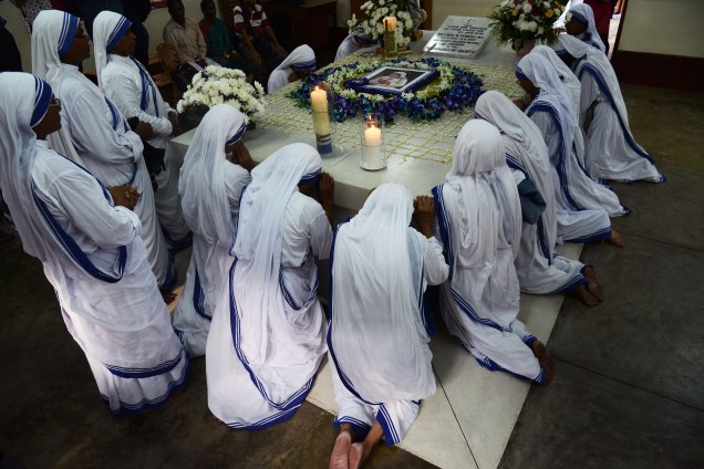 Freiras católicas Missionárias da Caridade fazem orações ao redor do túmulo de Madre Teresa em memória ao 20º aniversário de sua morte em Calcutá, na Índia - 05/09/2017