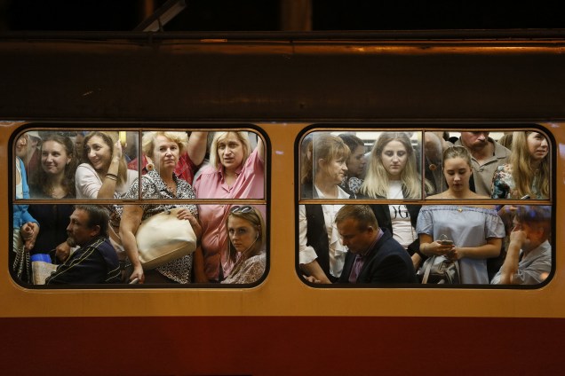 Passageiros são vistos dentro de um trem lotado em Kiev, na Ucrânia - 11/09/2017