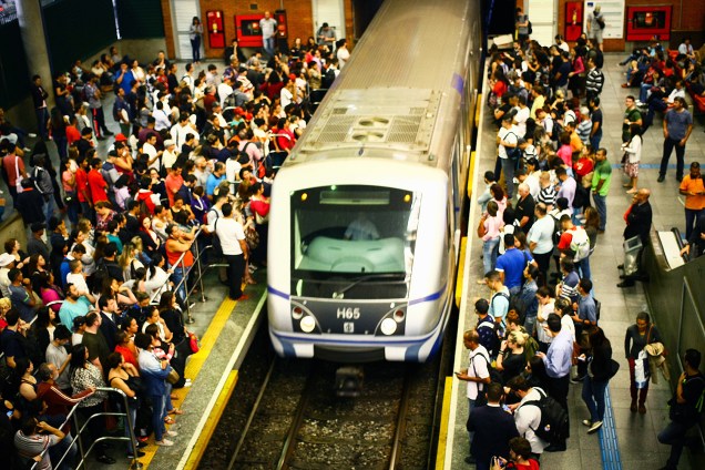 Passageiros encontram plataformas lotadas na Barra Funda após falha nos trilhos da Linha 3-Vermelha, do Metrô de São Paulo - 06/09/2017