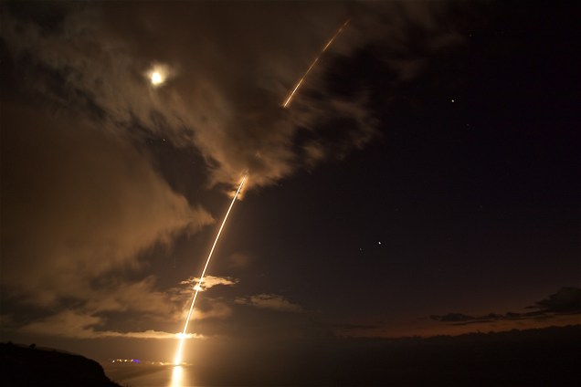 Marinha americana registra momento em que míssil é lançado de Kauai, no Havaí - 01/09/2017