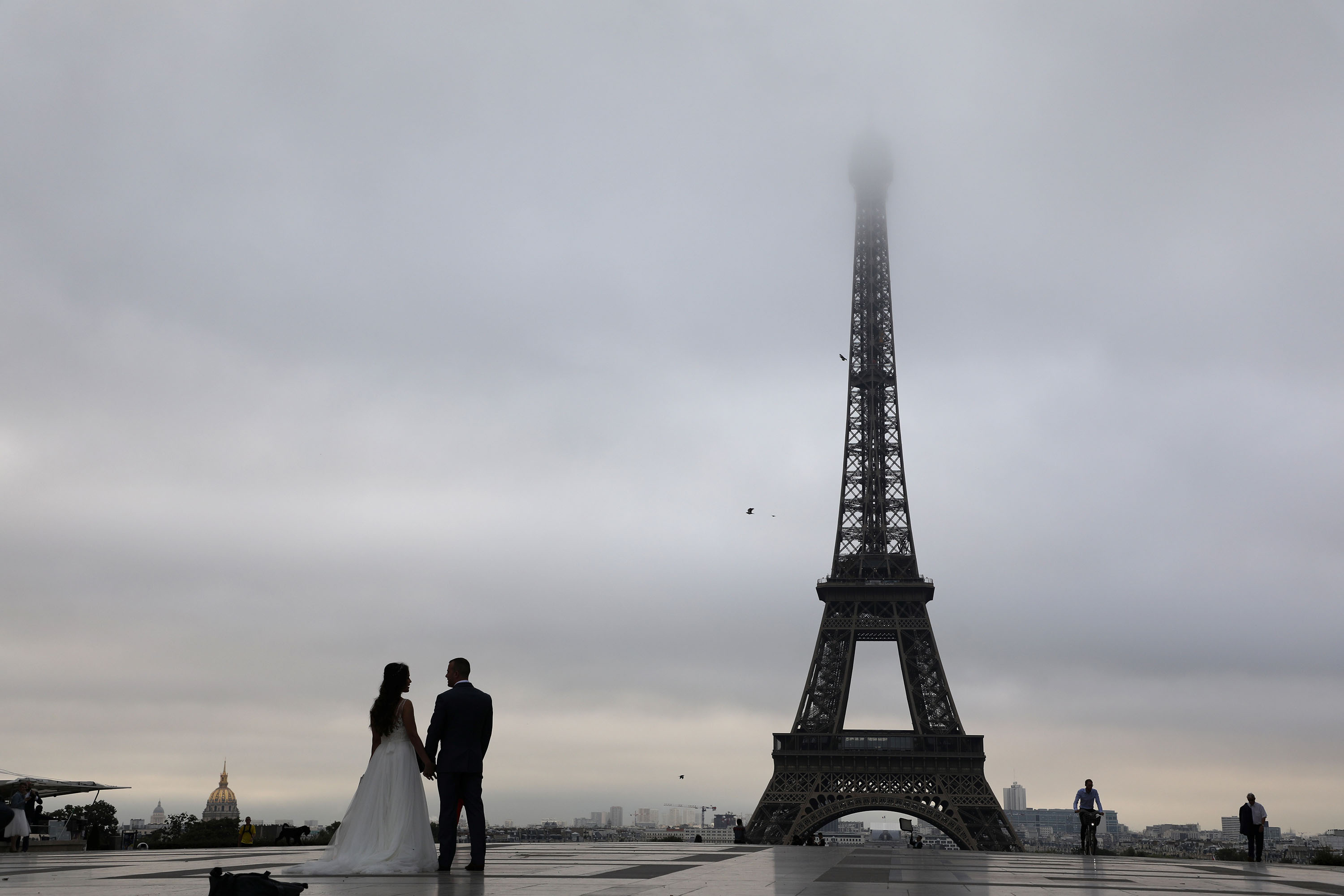 Noivos na torre Eiffel em Paris