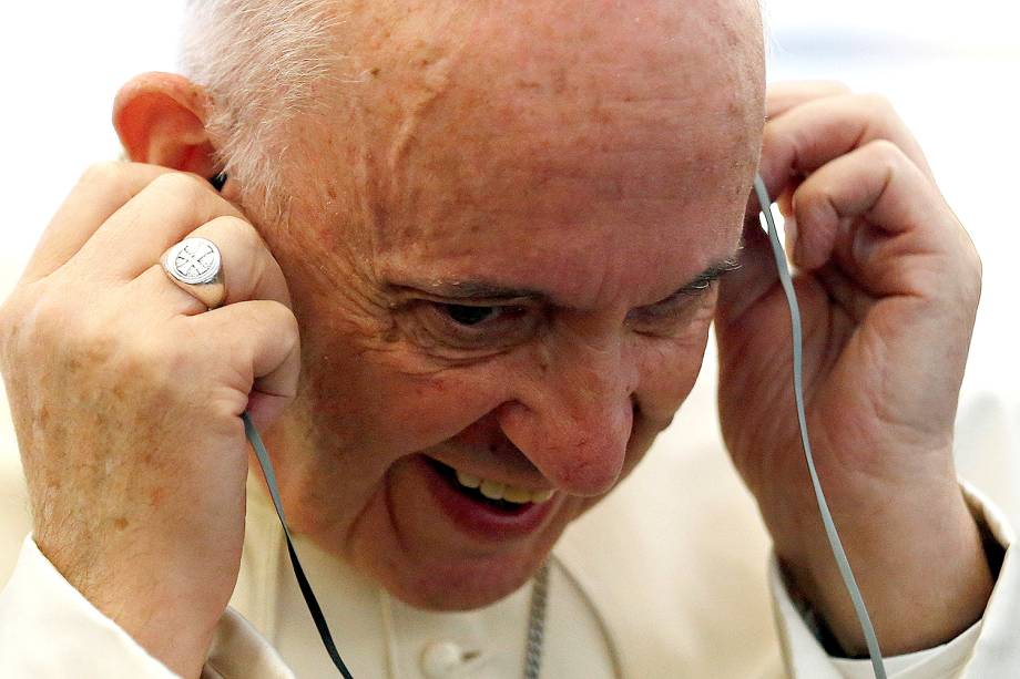 O papa Francisco escuta uma mensagem de um jornalista a bordo de seu avião para Bogotá, Colômbia - 06/09/2017