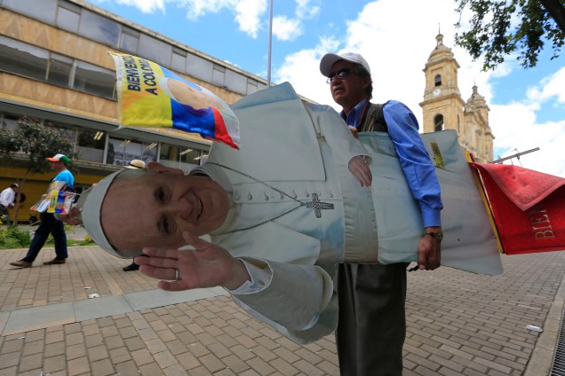 Homem carrega uma imagem em tamanho real do papa Francis no centro de Bogotá, antes da visita de quatro dias do pontífice à Colômbia - 04/09/2017
