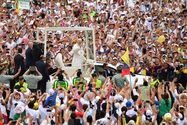 Papa Francisco acena para a multidão enquanto chega de papamóvel para uma missa ao ar livre em Villavicencio, na Colômbia - 08/09/2017