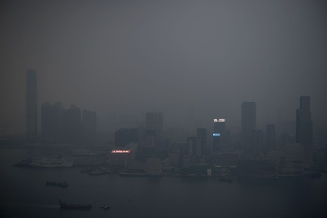 Densa camada de poluição envolve o horizonte de Hong Kong - 12/09/2017