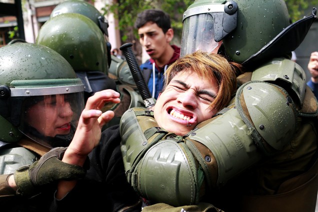 Jovem é preso durante uma manifestação para solicitar mudanças no sistema educacional em Santiago, Chile - 27/09/2017