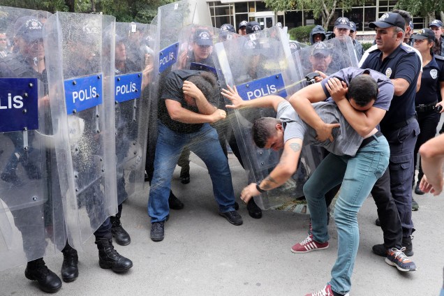 Policiais usam spray para dispersar manifestantes que protestam contra a construção de um novo edifício da Embaixada dos EUA em frente ao prédio atual, em Antara, capital da Turquia - 06/09/2017
