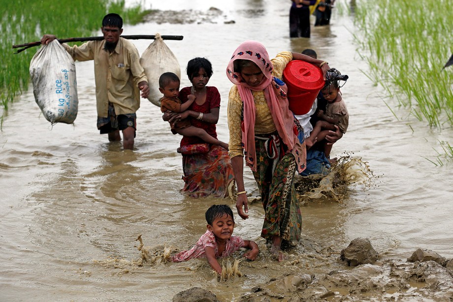 Refugiados rohingya caminham pela lama após cruzar fronteira em Teknaf, Bangladesh - 06/09/2017