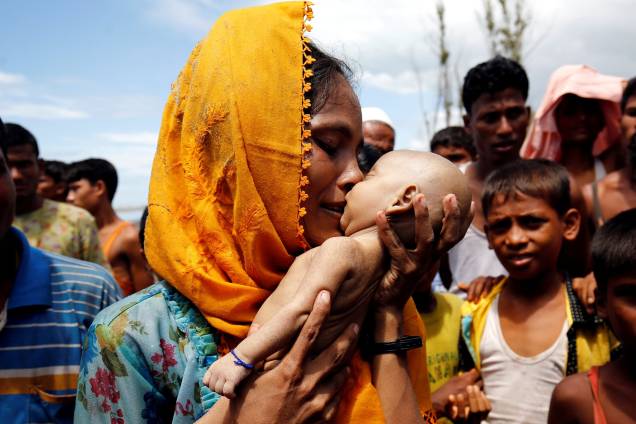 Hamida, refugiada rohingya chora enquanto segura seu filho de 40 dias, que morreu depois do naufrágio de um barco, em Teknaf, Bangladesh - 14/09/2017