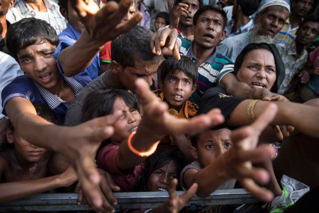 Refugiados rohingya disputam espaço para conseguir comida em Tankhali, Bangladesh. Cerca de 400 mil refugiados rohingya fugiram para Bangladesh desde o final de agosto durante o surto de violência no estado de Rakhine, em Mianmar - 15/09/2017