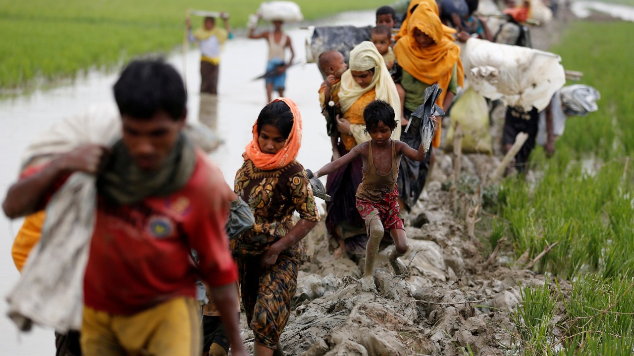 Refugiados rohingya cruzam a fronteira com Bangladesh