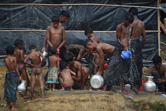 Refugiados se banham em um acampamento improvisado e precário na região de Ukhia, em Bangladesh - 22/09/2017