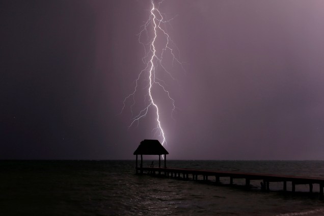 Relâmpagos são fotografados durante uma tempestade em Tankah Bay, perto de Tulum, no sul do México - 01/09/2017