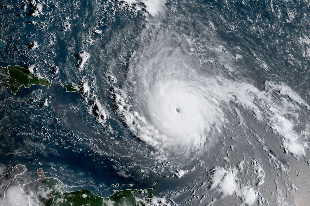Imagens do dia - Furacão Irma avança em direção ao Caribe