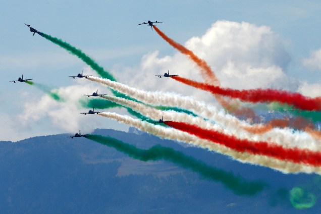 Esquadrão de acrobacias Frecce Tricolori da Itália executa apresentação durante o Breitling Airshow em Sion, na Suíça - 15/09/2017