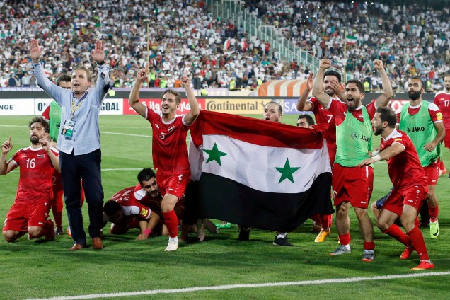 Jogadores da Síria comemoram a classificação para a repescagem após partida contra o Irã nas Eliminatórias Asiáticas para a Copa do Mundo da Rússia no estádio Azadi em Teerã - 05/09/2017