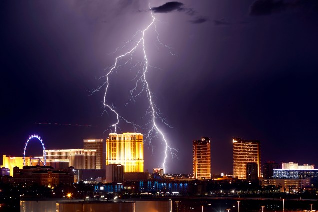 Relâmpagos iluminam a noite na cidade de Las Vegas, próximo ao cassino Las Vegas Strip, no estado americano de Nevada, durante uma tempestade na última quarta-feira - 13/09/2017