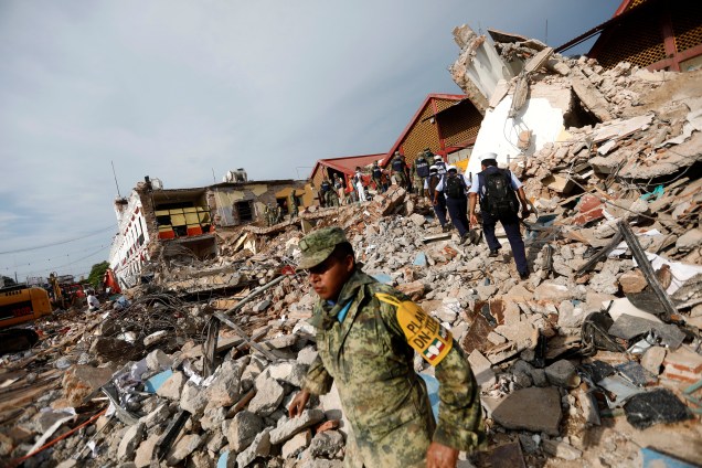 Soldados trabalham para remover os destroços de uma casa destruída em um terremoto de 8,2 graus de magnitude que atingiu a costa sul do México na madrugada desta sexta-feira, em Juchitan