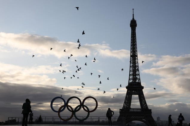 Pombos voam para além dos anéis olímpicos instalados na Esplanade du Trocadero - monumento histórico em Paris, perto da Torre Eiffel, após a indicação da cidade como anfitriã das Olimpíadas de 2024 - 14/09/2017