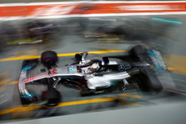 O piloto britânico Lewis Hamilton da Mercedes faz uma parada nos boxes durante sessão de treinos livres para o Grande Prêmio de Singapura - 15/09/2017