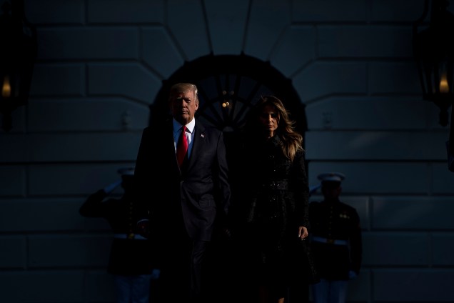 O presidente dos Estados Unidos, Donald Trump e a primeira-dama Melania Trump observam um minuto de silêncio na Casa Branca em Washington, durante o 16º aniversário do 11 de setembro - 11/09/2017