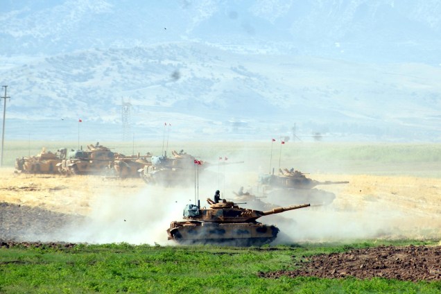 Tanques de guerra da Turquia são vistos durante um treinamento militar em Silopi, perto da fronteira com o Iraque - 19/09/2017